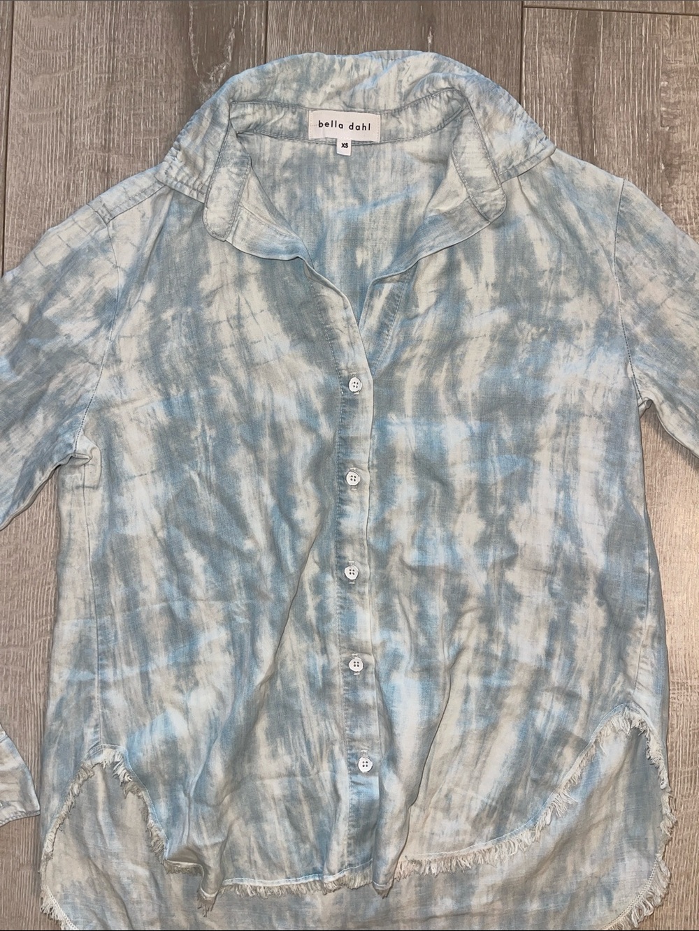 Bella Dahl Light Blue Tie-Dye Button-Up Shirt with fray detail XS- never worn! - Picture 5 of 9